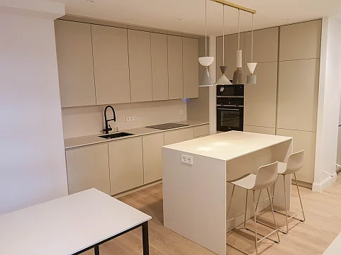 Increíble cocina moderna y elegante con isla en cashmere