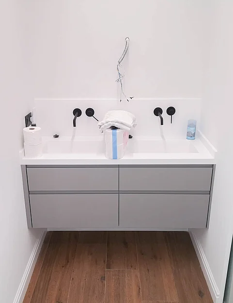 Mueble lacado y Solid Surface: diseño y durabilidad en cada detalle