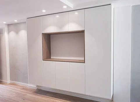Dos estancias, un propósito: personalización y estilo en muebles suspendidos